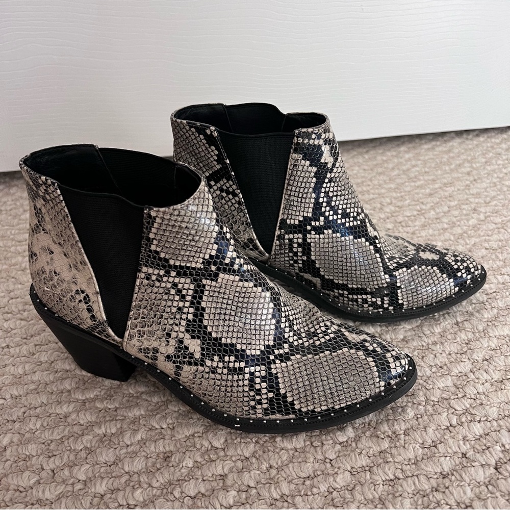 Universal Threads boots
